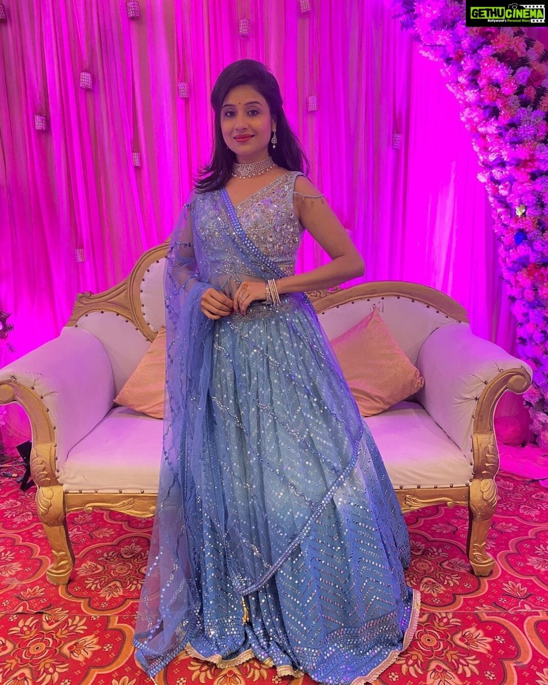 Paridhi Sharma Instagram - रंग भी गुलाबी ये नाव भी गुलाबी दरिया में जो मैं बहूँ गुलाबी कहूँ भी गुलाबी मैं सहूँ भी गुलाबी लगता है मैं रहूँ गुलाबी रे.... #weddingdress #shadi #familygoals #blue #pink #lehanga