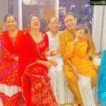 Paridhi Sharma Instagram - Diwali a festival of love, happiness, togetherness 😀❤️ #HappyDiwali #familytime #laughingtogether #diwali #celebration #laxmipooja #lightofclarity #candid #myfamilymylove #kishhu #tanmai #swapnil #mummypapa #mumbai @tanmaisaksena @swapnils1402