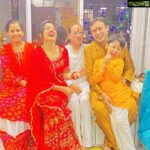 Paridhi Sharma Instagram – Diwali a festival of love, happiness, togetherness 😀❤️
#HappyDiwali
#familytime #laughingtogether #diwali #celebration #laxmipooja #lightofclarity #candid #myfamilymylove #kishhu #tanmai #swapnil #mummypapa #mumbai 
@tanmaisaksena @swapnils1402