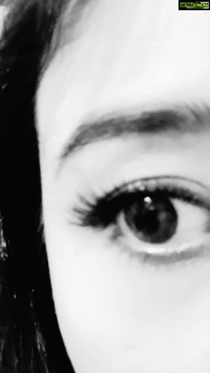 Paridhi Sharma Instagram - कितनी गिरहें खोली हैं मैने कितनी गिरहें अब बाकी हैं पाँव मे पायल,बाँहों में कंगन गले में हँसली ,कमरबंद च्हहले और बिछुए नाक कान छिदवायें गये हैं और सेवर जेवर कहते कहते रीत रिवाज की रस्सियों से मै जकरी गयी उफ्फ !!कितनी तरह मै पकड़ी गयी अब छिलने लग है हाथ पांव और कितनी खरासें उभरी हैं कितनी गिरहें हैं खोली है मैंने कितनी रस्सियाँ उतरी है #gulzar #nari #poem #soch #thoughts #paridhisharma #actress