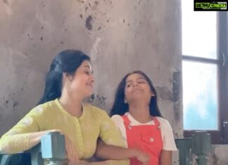 Paridhi Sharma Instagram - Itni si khushi❤️❤️❤️ Behind the Scenes😀 Loving this beautiful show with my charming and talented @vaishnaviprajapati___official Keep watching #ckmdk #chikookimummydurrkei #bts #paridhisharma @starplus @disneyplushotstar @nilanjana_p @herumbkhot On Starplus . @starplus @disneyplushotstar @herumbkhot @nilanjana_p