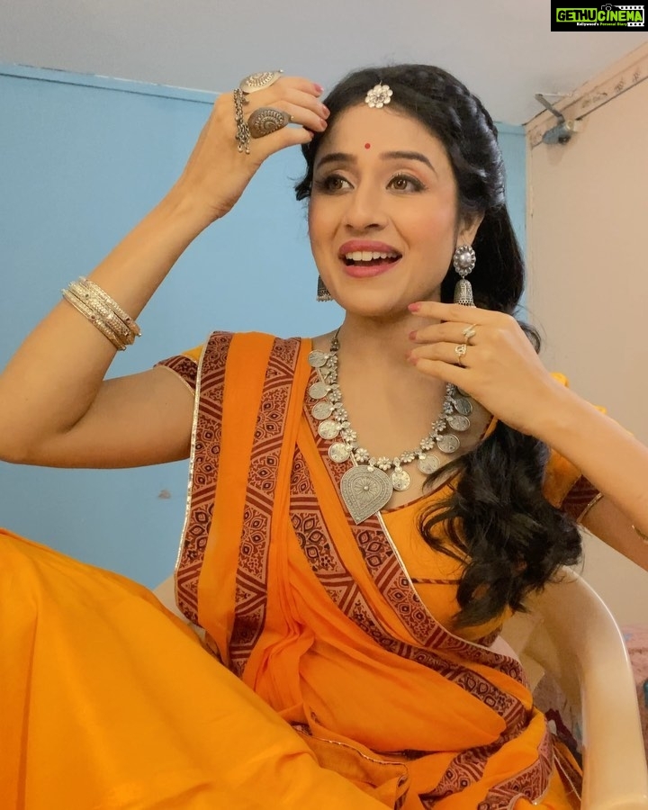 Paridhi Sharma Instagram - Really loved trying change of expressions. From Negative to Positive. This variation in the song is brilliant ❤️ #retrolook #oldsong #mughleazam #madhubala #negativevspositive #loveforacting #bollywood #paridhisharma #ckmdklook #chikookimummydurrkei #starplus Makeup @santosh_makeupartist Hairstylist @zulekha333