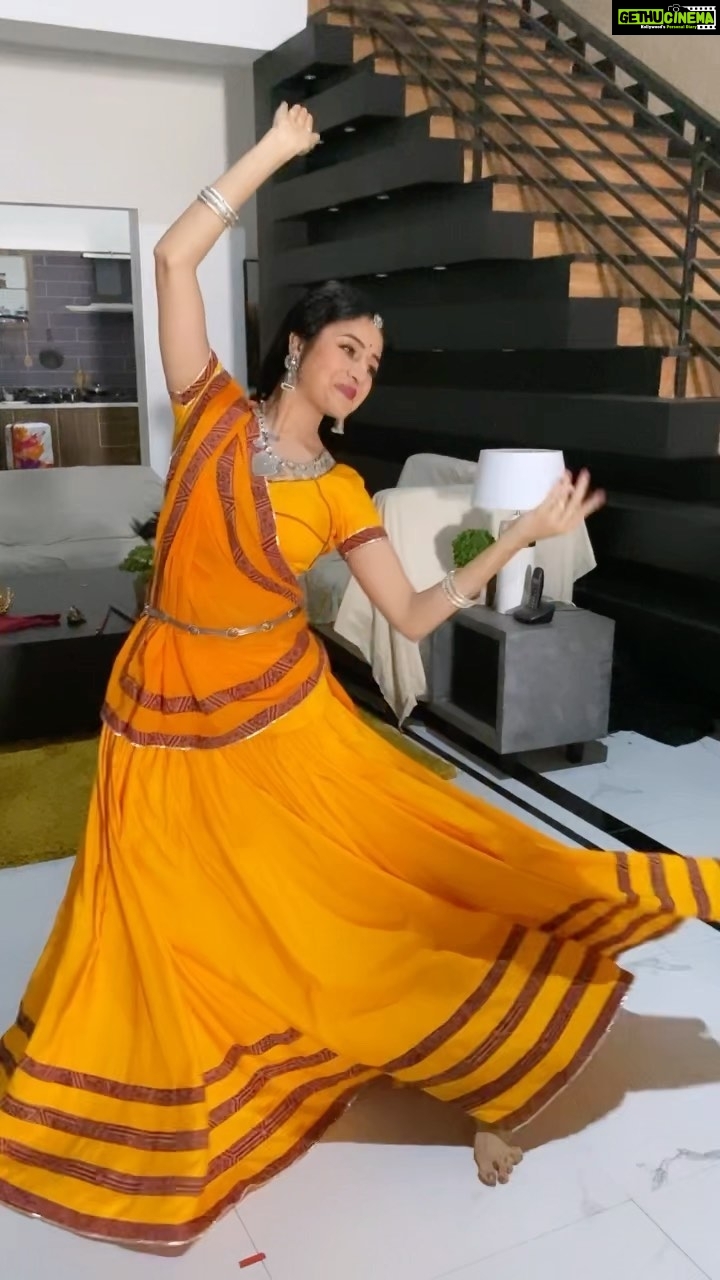 Paridhi Sharma Instagram - Mohe Panghat pe❤️ Thanks to our beautiful show #ckmdk #chikookimummydurkie because of which I got this look and an opportunity to dance on some of my favourite numbers. Coming Soon #radhakaisenajale with @vaishnaviprajapati___official On #ckmdk @starplus & @disneyplushotstar Special thanks to @nilanjana_p & @herumbkhot and @starplus #paridhisharma #lovefordance #retronumber #madhubala❤️ Makeup artist @santosh_makeupartist HairStylist @zulekha333