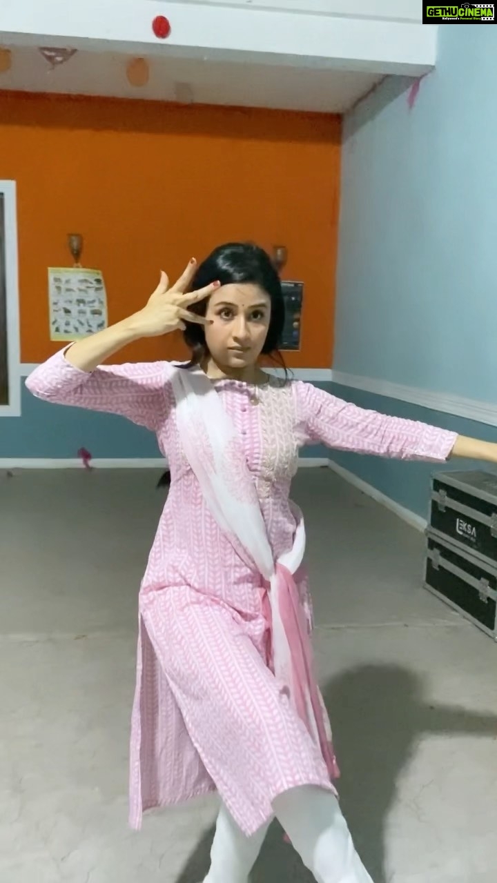 Paridhi Sharma Instagram - Practising Tandav for our show #chikookimummydurrkei Thanks @sanghvikenil for choreographing and capturing it 😀 Keep watching our show #ckmdk #paridhisharma @starplus @disneyplushotstar @herumbkhot nilanjana_p