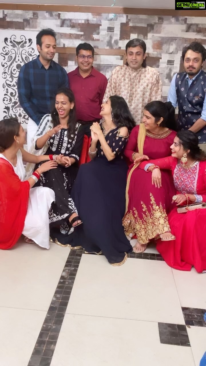 Paridhi Sharma Instagram - Moment of happiness with my family 😀 We are craziest and a bit weird when we are together.. But we absolutely loved it !!! @tanmaisaksena @pranjalsharma636 @nirleshdube @chayankarta @swapnils1402 @cheena_ojha @logical_neha