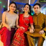 Paridhi Sharma Instagram – Diwali a festival of love, happiness, togetherness 😀❤️
#HappyDiwali
#familytime #laughingtogether #diwali #celebration #laxmipooja #lightofclarity #candid #myfamilymylove #kishhu #tanmai #swapnil #mummypapa #mumbai 
@tanmaisaksena @swapnils1402