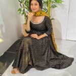 Paridhi Sharma Instagram - थोड़ा सा ज़्यादा लिखूँ या थोड़ा सा कम लिखूँ !! ज़्यादा लिखूंगी तो शायद लोग स्वीकार नहीं कर पाएंगे और कम लिखूंगी तो मेरे मन को नहीं भाएगा ज़्यादा लिखूँ की कम लिखूँ !! ज़्यादा लिखूँगी तो शायद बातें बनेंगी कम लिखूंगी तो मन में आस रह जाएगी ज़्यादा लिखूं कि कम लिखूं !! ज़्यादा लिखूंगी तो शायद बदनामी होगी कम लिखूंगी तो ख़ुद को क्या जवाब दूंगी ज़्यादा लिखूँ की कम लिखूँ !! ज़्यादा लिखूंगी तो लोग मेरी सच्चाई को ठोकर मारेंगे कम लिखूंगी तो अपने ऊपर मुझे शर्मिंदगी होगी ज़्यादा लिखूँ की कम लिखूं ज़्यादा लिखूँगी तो बात दूर तलक तक जाएगी कम लिखूँगी तो मन में टीस रह जाएगी ज़्यादा लिखूँ की कम लिखूँ ज़्यादा लिखूँगी तो मेरे औरत होने के पाठ मुझे सिखाए जाएंगे कम लिखूंगी तो मेरी आत्मा से कैसे रूबरू होंगी क्या करो ख़ुद की सुनो की लोगों की ख़ुद के लिए लिखूं की लोगों के लिए क्या करूँ ज़्यादा लिखूँ की कम लिखूँ!!! #thought #conflict #soulvoice #libration #freedomofspeech #mydairy #ckmdklook #paridhisharma