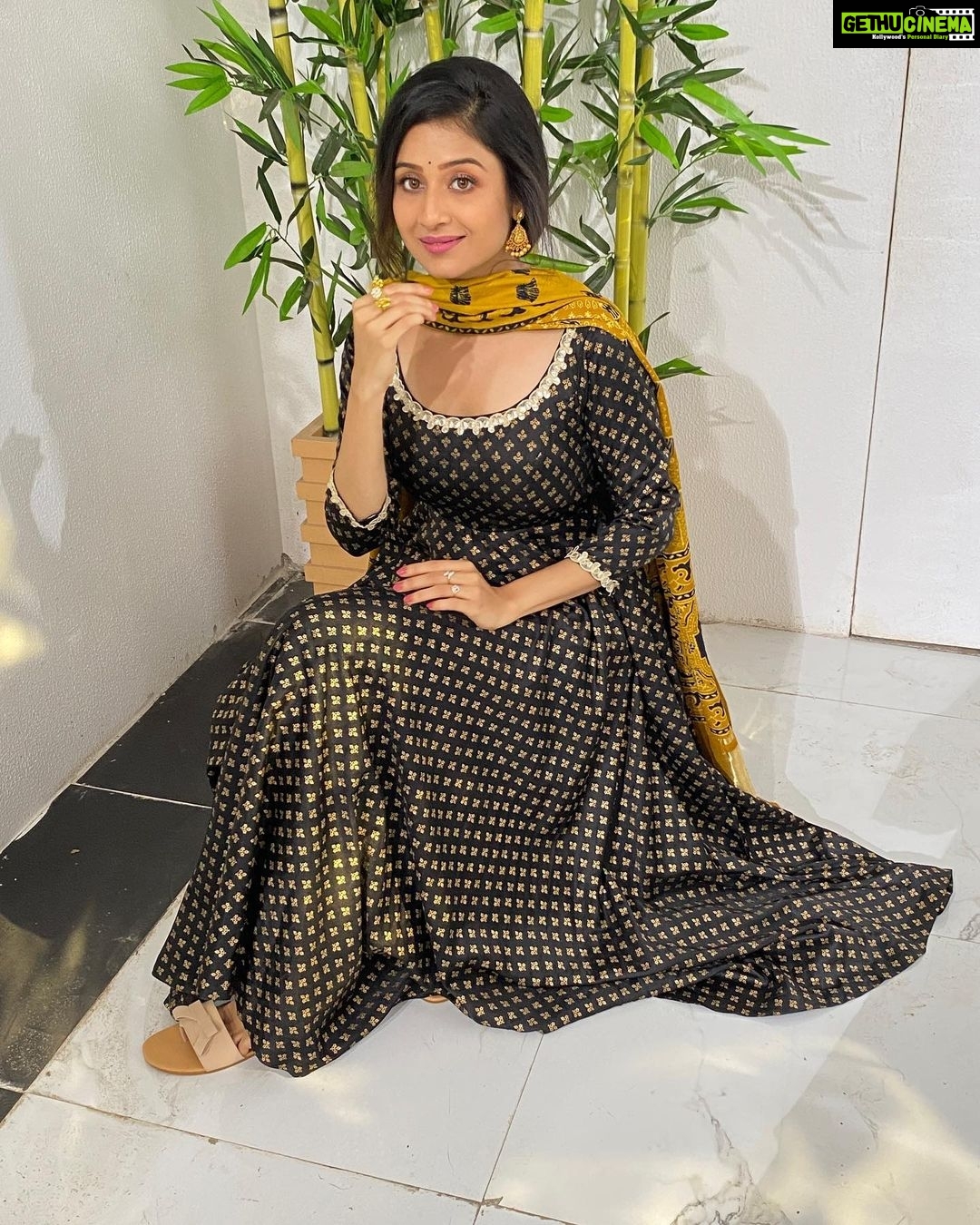 Paridhi Sharma Instagram - थोड़ा सा ज़्यादा लिखूँ या थोड़ा सा कम लिखूँ !! ज़्यादा लिखूंगी तो शायद लोग स्वीकार नहीं कर पाएंगे और कम लिखूंगी तो मेरे मन को नहीं भाएगा ज़्यादा लिखूँ की कम लिखूँ !! ज़्यादा लिखूँगी तो शायद बातें बनेंगी कम लिखूंगी तो मन में आस रह जाएगी ज़्यादा लिखूं कि कम लिखूं !! ज़्यादा लिखूंगी तो शायद बदनामी होगी कम लिखूंगी तो ख़ुद को क्या जवाब दूंगी ज़्यादा लिखूँ की कम लिखूँ !! ज़्यादा लिखूंगी तो लोग मेरी सच्चाई को ठोकर मारेंगे कम लिखूंगी तो अपने ऊपर मुझे शर्मिंदगी होगी ज़्यादा लिखूँ की कम लिखूं ज़्यादा लिखूँगी तो बात दूर तलक तक जाएगी कम लिखूँगी तो मन में टीस रह जाएगी ज़्यादा लिखूँ की कम लिखूँ ज़्यादा लिखूँगी तो मेरे औरत होने के पाठ मुझे सिखाए जाएंगे कम लिखूंगी तो मेरी आत्मा से कैसे रूबरू होंगी क्या करो ख़ुद की सुनो की लोगों की ख़ुद के लिए लिखूं की लोगों के लिए क्या करूँ ज़्यादा लिखूँ की कम लिखूँ!!! #thought #conflict #soulvoice #libration #freedomofspeech #mydairy #ckmdklook #paridhisharma