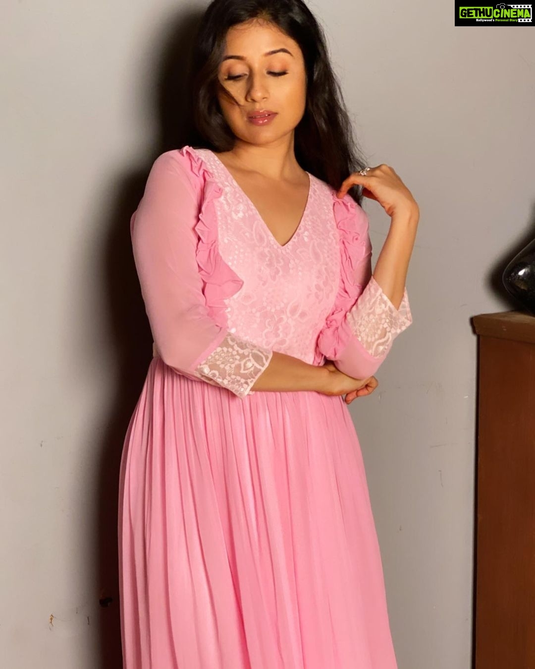 Paridhi Sharma Instagram - अपनी धुन में रहता हूँ मैं भी तेरे जैसा हूँ !! #letslost #shayari #soch #ehsaas #paridhisharma #Instapic #ckmdklook #kirdaar