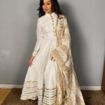 Paridhi Sharma Instagram - कुछ यूँ लगता है तिरे साथ ही गुज़रा वो भी, हम ने जो वक़्त, तिरे साथ गुज़ारा ही नहीं.. ~मख़मूर सईदी #shayari #hindi #urdu #nazm #makhmur #paridhisharma #actress #insta