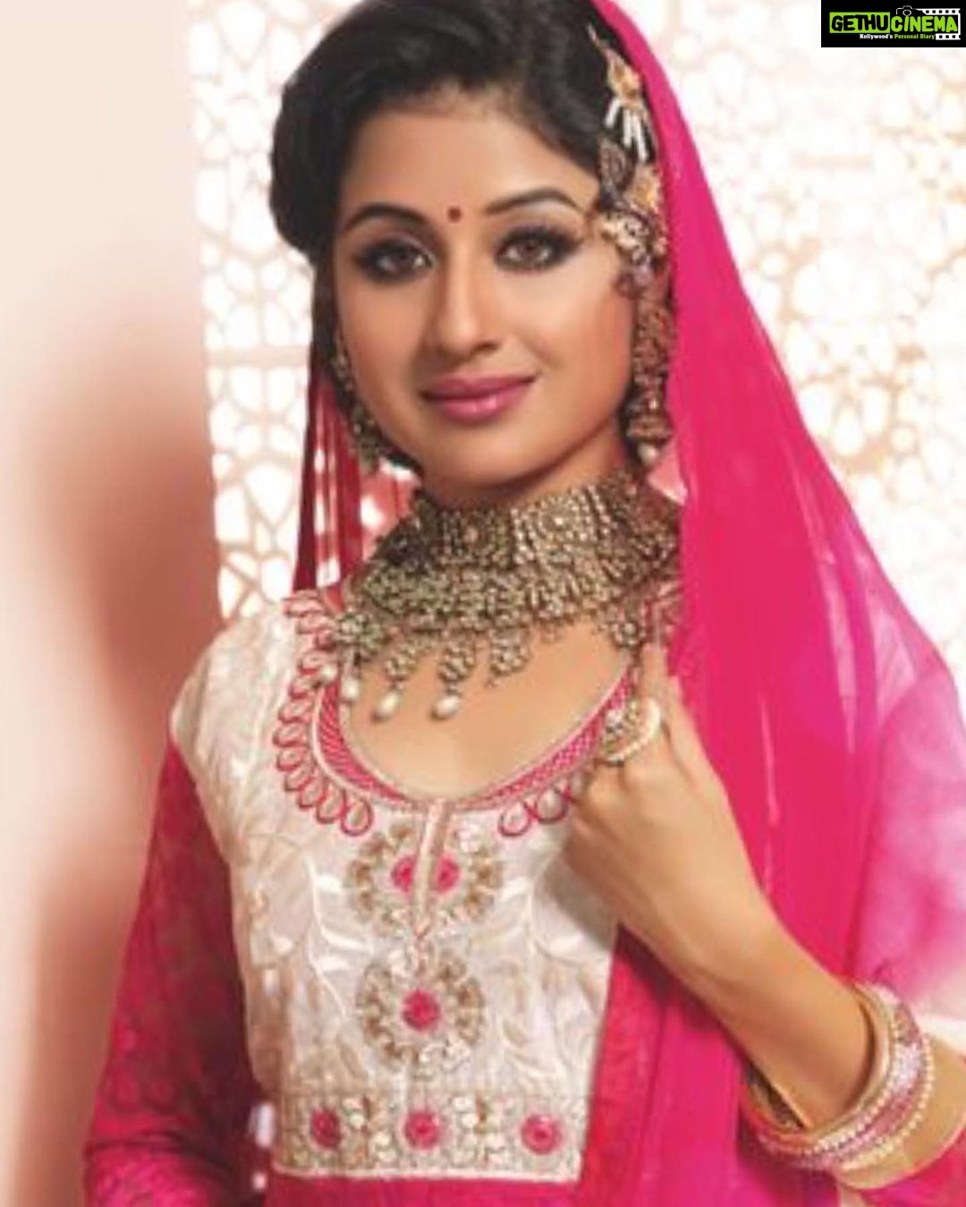 Paridhi Sharma Instagram - अफ़साना लिख रही हूँ... #instapic #traditionalwear #indian #shayari #soch #paridhisharma #actress
