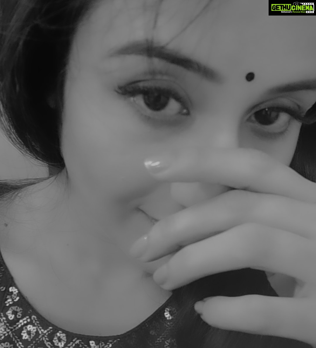 Paridhi Sharma Instagram - आँखें थी जो कह गयी सब कुछ.. लफ्ज़ होते तो मुकर गए होते.. #gulzar #aankhe #actress #loveforacting #paridhisharma