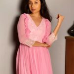 Paridhi Sharma Instagram - अपनी धुन में रहता हूँ मैं भी तेरे जैसा हूँ !! #letslost #shayari #soch #ehsaas #paridhisharma #Instapic #ckmdklook #kirdaar