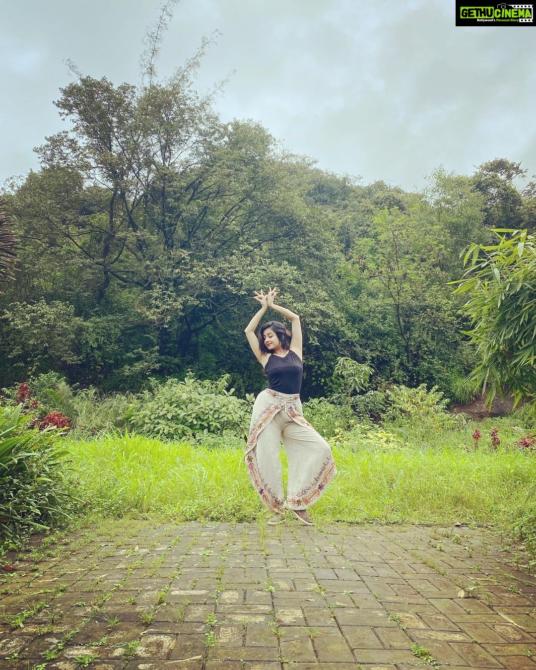 Paridhi Sharma Instagram - The earth has music for those who listen.. #nature #inthewoods #mudrayein #heartsmile #lonavaladiaries #trip #sisterhood #journey #paridhisharma #actress Pic Credit @swapnils1402