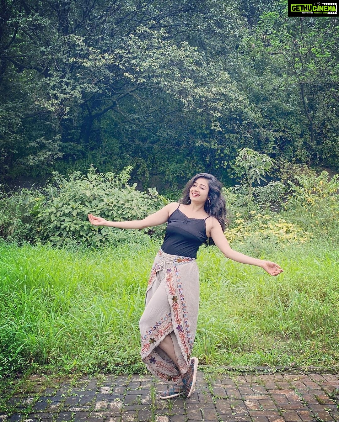 Paridhi Sharma Instagram - The earth has music for those who listen.. #nature #inthewoods #mudrayein #heartsmile #lonavaladiaries #trip #sisterhood #journey #paridhisharma #actress Pic Credit @swapnils1402