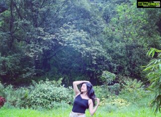 Paridhi Sharma Instagram - The earth has music for those who listen.. #nature #inthewoods #mudrayein #heartsmile #lonavaladiaries #trip #sisterhood #journey #paridhisharma #actress Pic Credit @swapnils1402