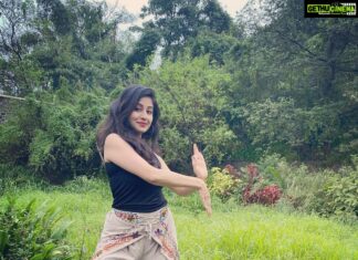Paridhi Sharma Instagram - The earth has music for those who listen.. #nature #inthewoods #mudrayein #heartsmile #lonavaladiaries #trip #sisterhood #journey #paridhisharma #actress Pic Credit @swapnils1402