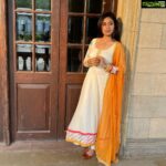 Paridhi Sharma Instagram - Haan kuch khaas hai, ye ehssas Ye khamoshi ka ehsaas... Shorgul se dur ,kissi shabd ka mohtaaj nahi Gehnati kokh me janma, tehra, liye ruki hui saas.. Ye khamoshi ka ehsaas... #silence #silenceisbeautiful #mythought #mypoem #shayari #philosophy #readme #actress #paridhisharma #ckmdk #newshow #starplus #fourlines #acting #loveforacting @starplus