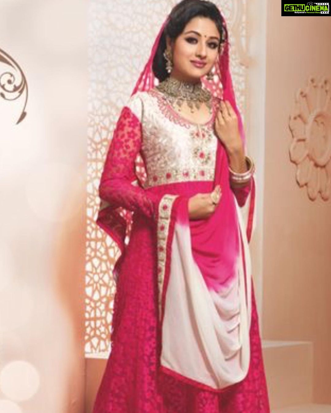 Paridhi Sharma Instagram - अफ़साना लिख रही हूँ... #instapic #traditionalwear #indian #shayari #soch #paridhisharma #actress