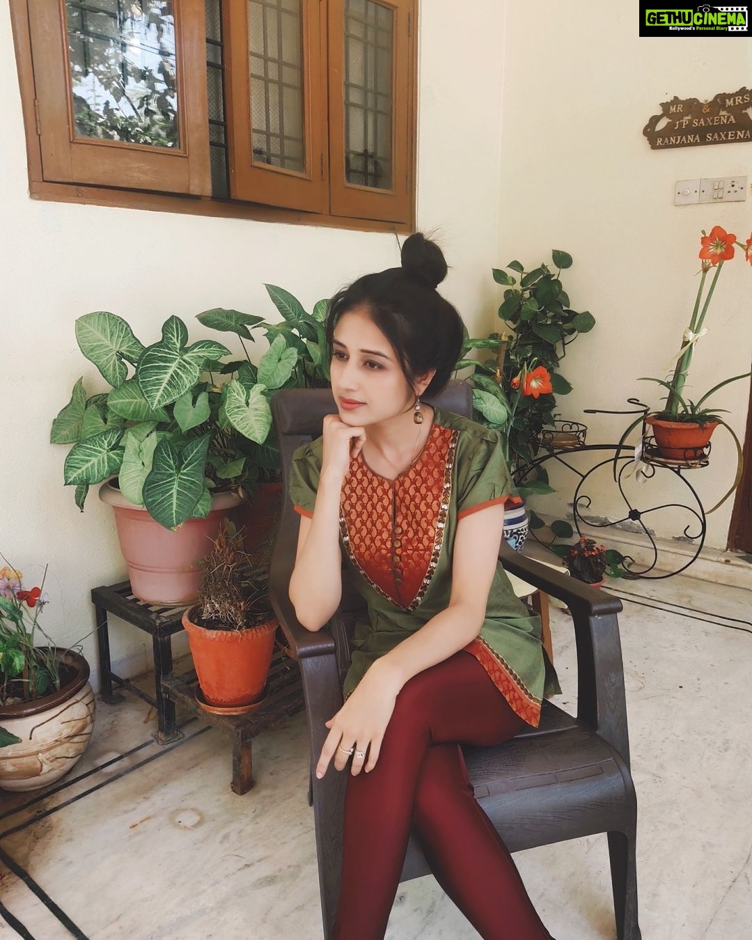 Paridhi Sharma Instagram - आ नींद का सौदा करें एक खवाब दें एक ख़्वाब लें एक ख़्वाब तो आँखों में है एक चाँद के तकिये तले कितने दिनों से ये आसमां भी सोया नहीं है इसको सुला दे बोल ना हल्के हल्के❤ #gulzar #lyrics #khawab #dreams #thoughts #paridhisharma #actress