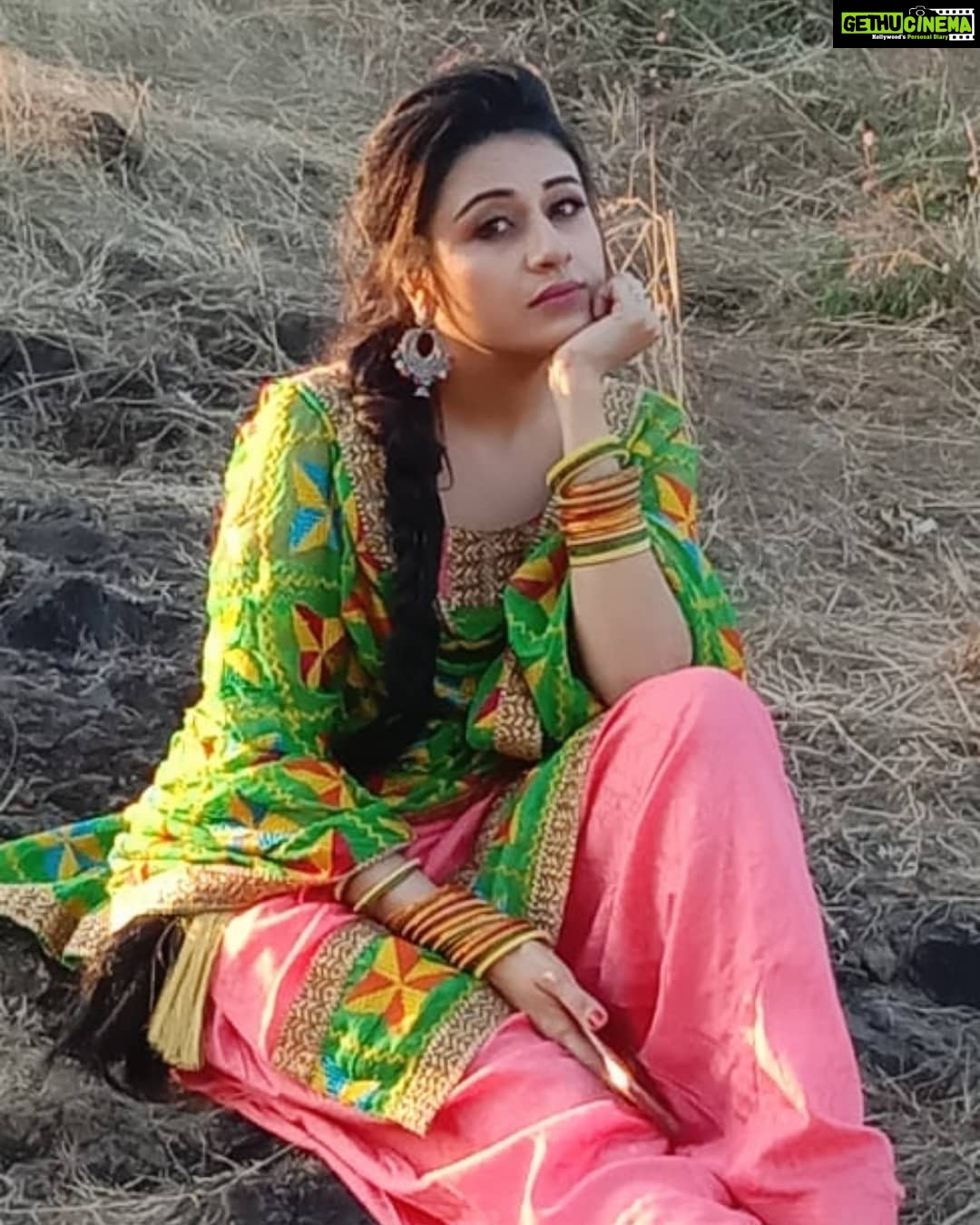 Paridhi Sharma Instagram - Ae Zindagi, gale laga le. Hum ne bhi tere har ik gham ko, Gale se lagaya hai na... #gulzar #shayari #paridhisharma #actress