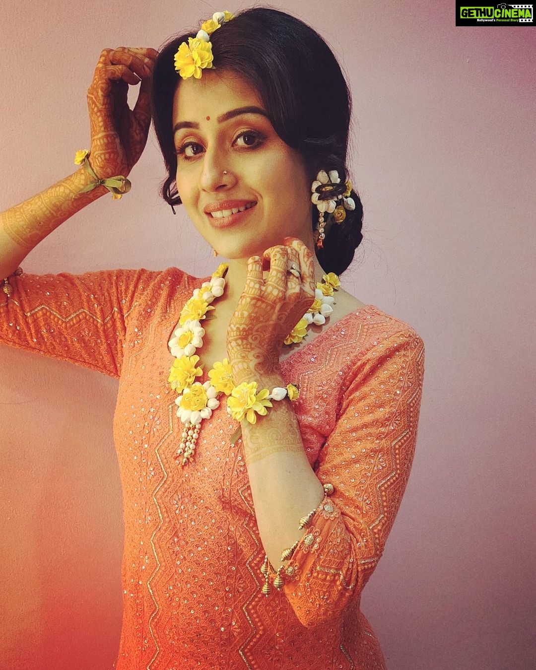 Paridhi Sharma Instagram - Flowers don’t tell, they show!! #flowersjewellery #indianbride #simple&elegant #throwback