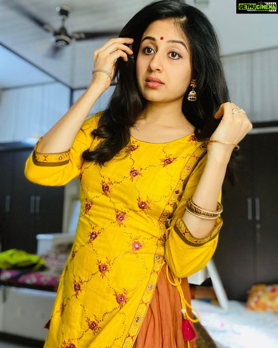 Paridhi Sharma Instagram - Tum Thehro.. aaj wakt ko jane do.. #mood #innocence #eyes #shayari