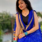 Paridhi Sharma Instagram - इतनी सी ज़िंदगी है,पर ख़्वाब बहुत है जुर्म तो पता नहीं साहब पर इल्ज़ाम बहुत है😊 #gulzar #shayari #lifequotes #thoughts #findingyourself #poetry #paridhisharma #sunkissed Pic Credit @vatsalsaksena