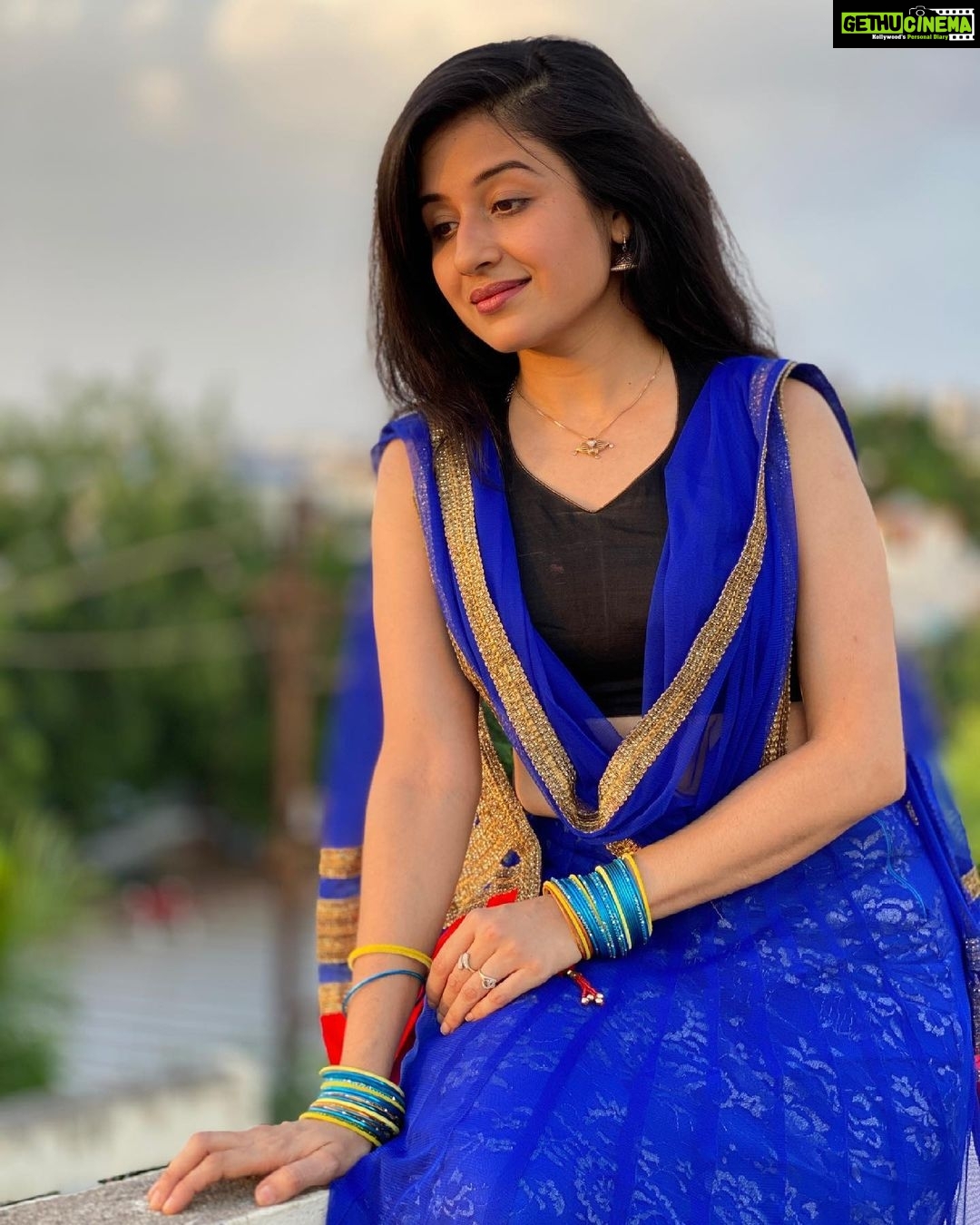 Paridhi Sharma Instagram - इतनी सी ज़िंदगी है,पर ख़्वाब बहुत है जुर्म तो पता नहीं साहब पर इल्ज़ाम बहुत है😊 #gulzar #shayari #lifequotes #thoughts #findingyourself #poetry #paridhisharma #sunkissed Pic Credit @vatsalsaksena
