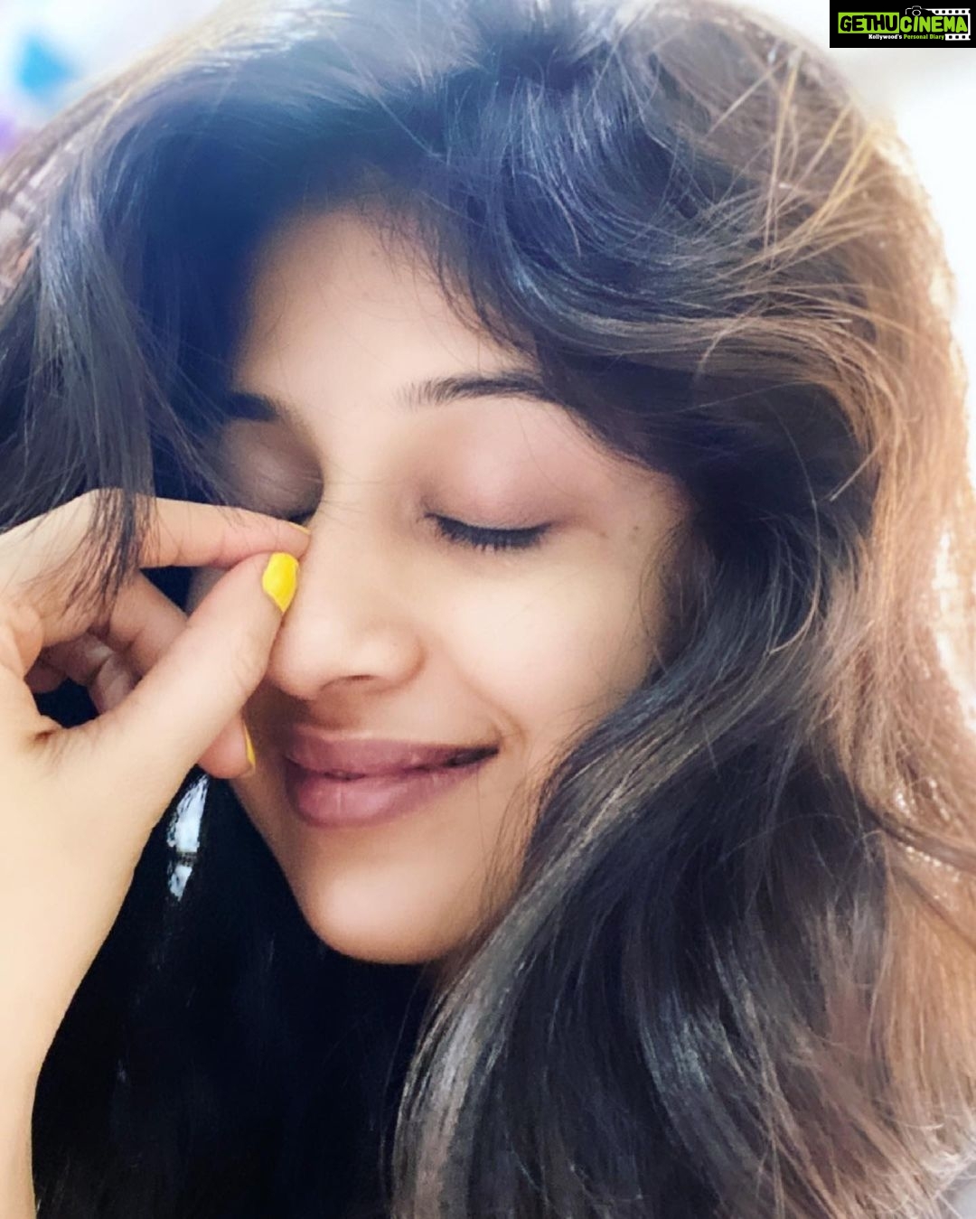 Paridhi Sharma Instagram - कहानी शुरू हुई है तो खतम भी होगी किरदार गर काबिल हुए तो याद रखे जाएंगे.. #gulzar #shayari #life #thought #deep #liveinmoment #actress #paridhisharma #beingsimple #nomakeuplook