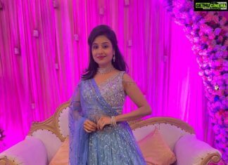 Paridhi Sharma Instagram - रंग भी गुलाबी ये नाव भी गुलाबी दरिया में जो मैं बहूँ गुलाबी कहूँ भी गुलाबी मैं सहूँ भी गुलाबी लगता है मैं रहूँ गुलाबी रे.... #weddingdress #shadi #familygoals #blue #pink #lehanga
