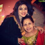 Paridhi Sharma Instagram - माँ कौन हो तुम ! कहाँ से लाती हों इतनी शक्ति । कैसे अपने निश्छल मन से भर देती हों, जीवन में मेरे दुनिया भर की ख़ुशी ॥ कैसे ख़ुद ही भुनती हो मेरे लिए सपनों की टोली | और फिर एक दिन पंख लगाकर उड़ा देती हूँ , ताकि मैं खेल सकूँ जीवन की होली || माँ कौन हो तुम ! कहाँ से लाती हो इतनी शक्ति ॥ तुम्हारा प्यार, तुम्हारी मुस्कान, तुम्हारा एहसास ही है मेरे जीवन की रीति। ईश्वर से यही प्रार्थना है, ऐसे ही सदा बनी रहे तुम्हारी प्यार की अनुभूति॥ #happymothersday #Maa #life #lifeline #❤️ #selflesslove #truelove #eternal #maabeti #rashmisharma #paridhisharma