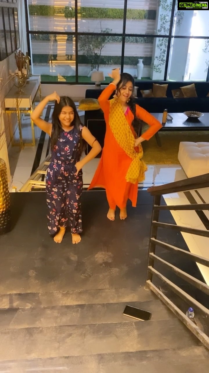 Paridhi Sharma Instagram - Koi sehri❤️ #dance #lovefordance #music #bollywood #celebration #ckmdklook #starplus @vaishnaviprajapati___official ❤️❤️