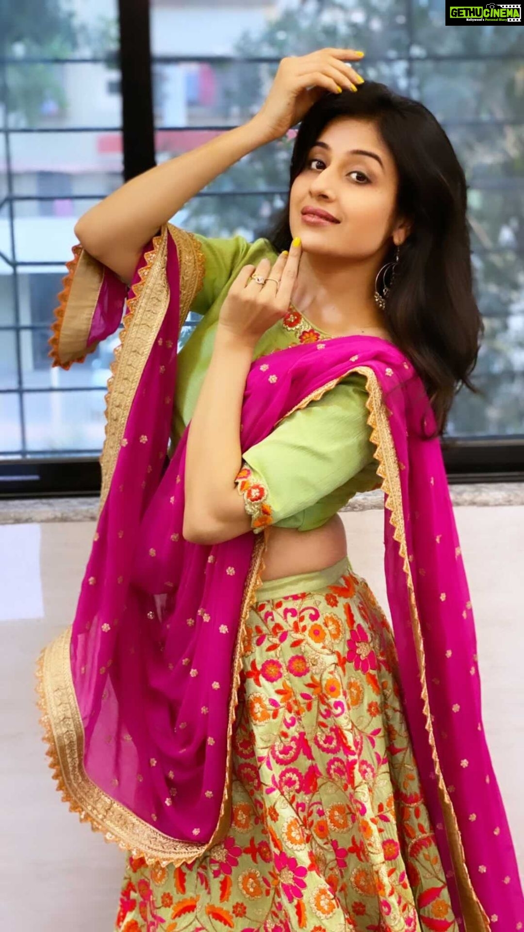 Paridhi Sharma Instagram - Jiya jale❤️ #jiyajale #reelitfeelit #instareels #dilse #indiandance #grace #latamangeshkar #paridhisharma #indiandance Outfit @mayatrijaiswar