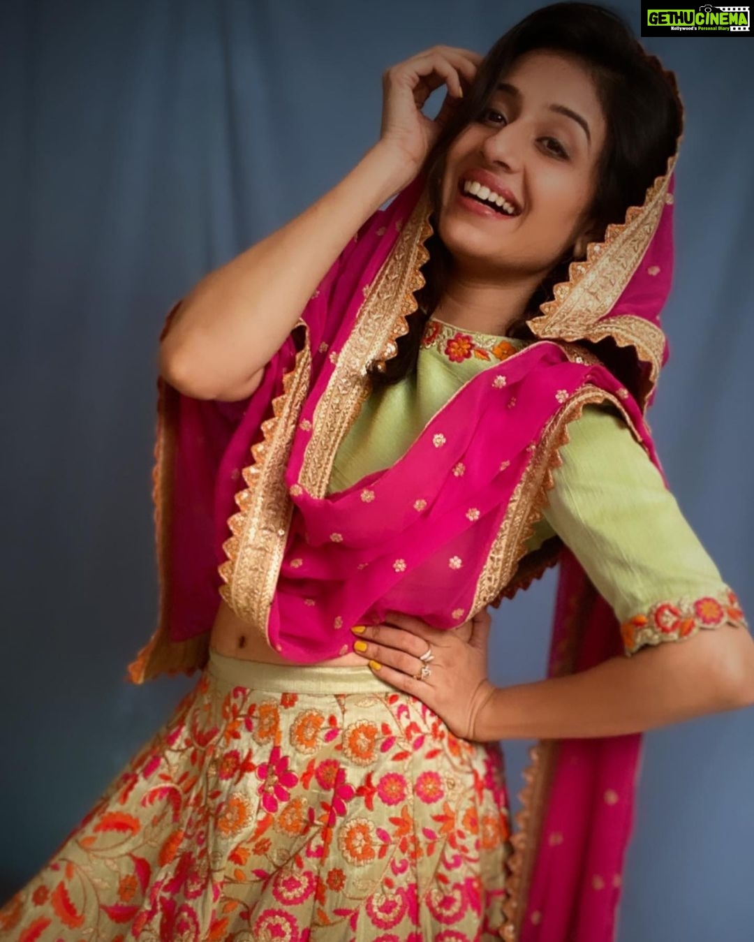Paridhi Sharma Instagram - मैंने बादल से कभी, ये कहानी थी सुनी, पर्वतों की एक नदी, मिलने सागर से चली झूमती घूमती, हो, नाचती डोलती खो गयी अपने सागर में जाके नदी !! #dilnekaha #instapic #indianlook #ethnicwear #connectwithpari #paridhisharma Outfit @mayatrijaiswar @mayatrijaiswar16.mj