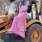 Paridhi Sharma Instagram - Lagdi lahore ki😀 #reelitfeelit #funmoments #tractor #kisan #kisanpride #lagdilahoreki #connectwithpari Outfit❤️ @mayatrijaiswar @mayatrijaiswar16.mj