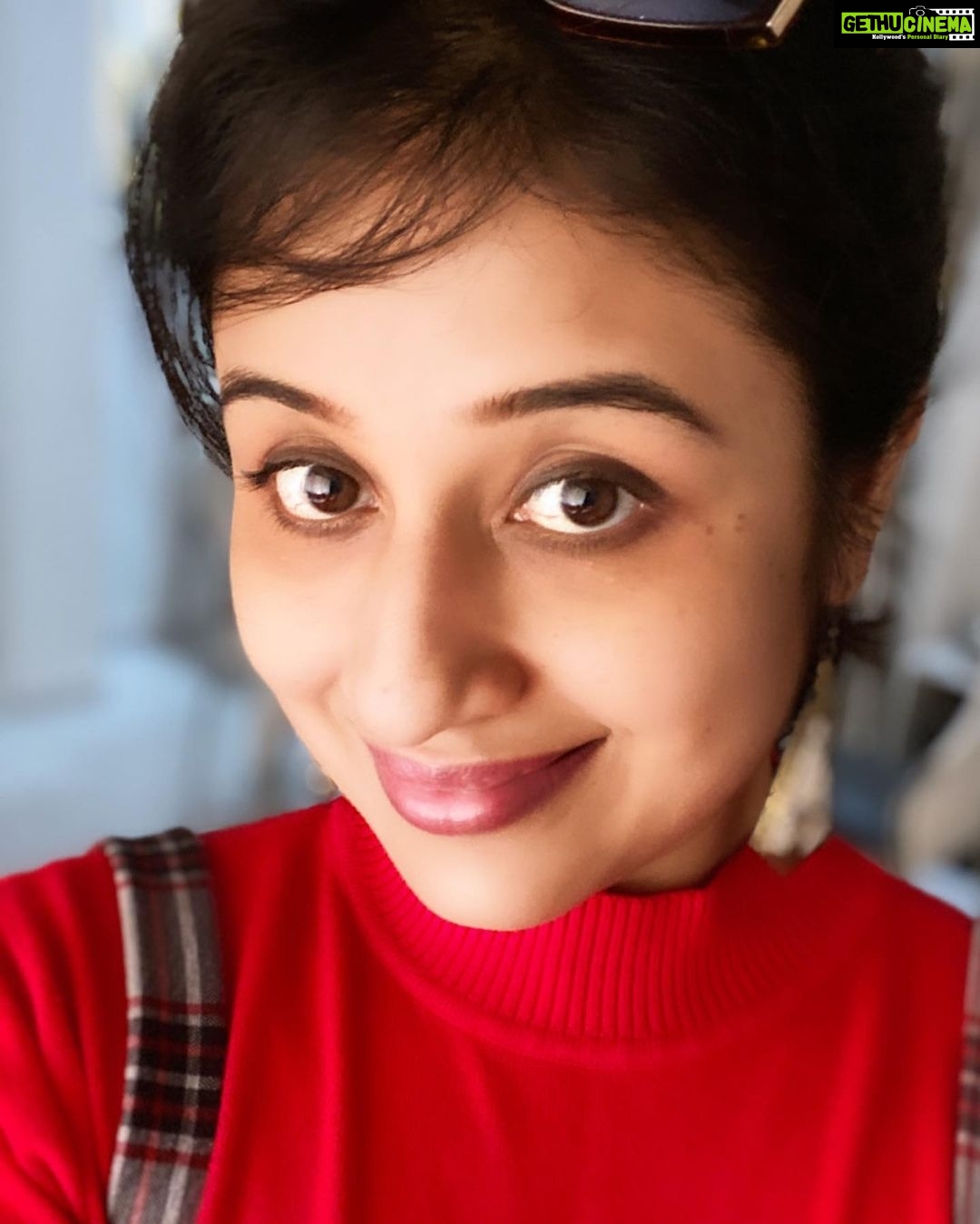 Paridhi Sharma Instagram - Life isn't about finding yourself. Life is about creating yourself. Good Morning 😊 #let'sbecreative #morningvibes #connectwithpari #smile #hope #growinyourmind