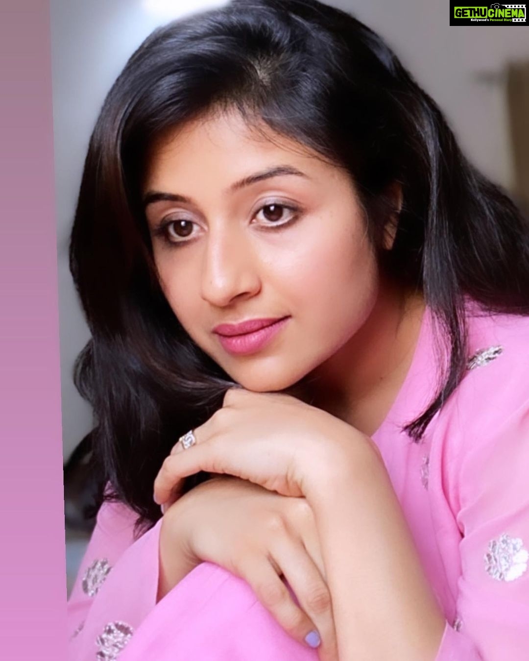 Paridhi Sharma Instagram - खामोश सा अफ़साना, पानी से लिखा होता ना तुम ने कहा होता, ना हम ने सुना होता #nazme #gulzar #oldisgold #simplicity #actress #paridhisharma #connectwithpari