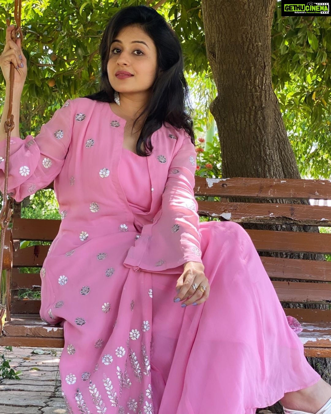 Paridhi Sharma Instagram - Sit in the calmness of nature❤️ #morningvibes #naturelover #gogreen #tree #treelove #topovan #actress #paridhisharma #connectwithpari #instapicoftheday Outfit❤️ @mayatrijaiswar @mayatrijaiswar16.mj
