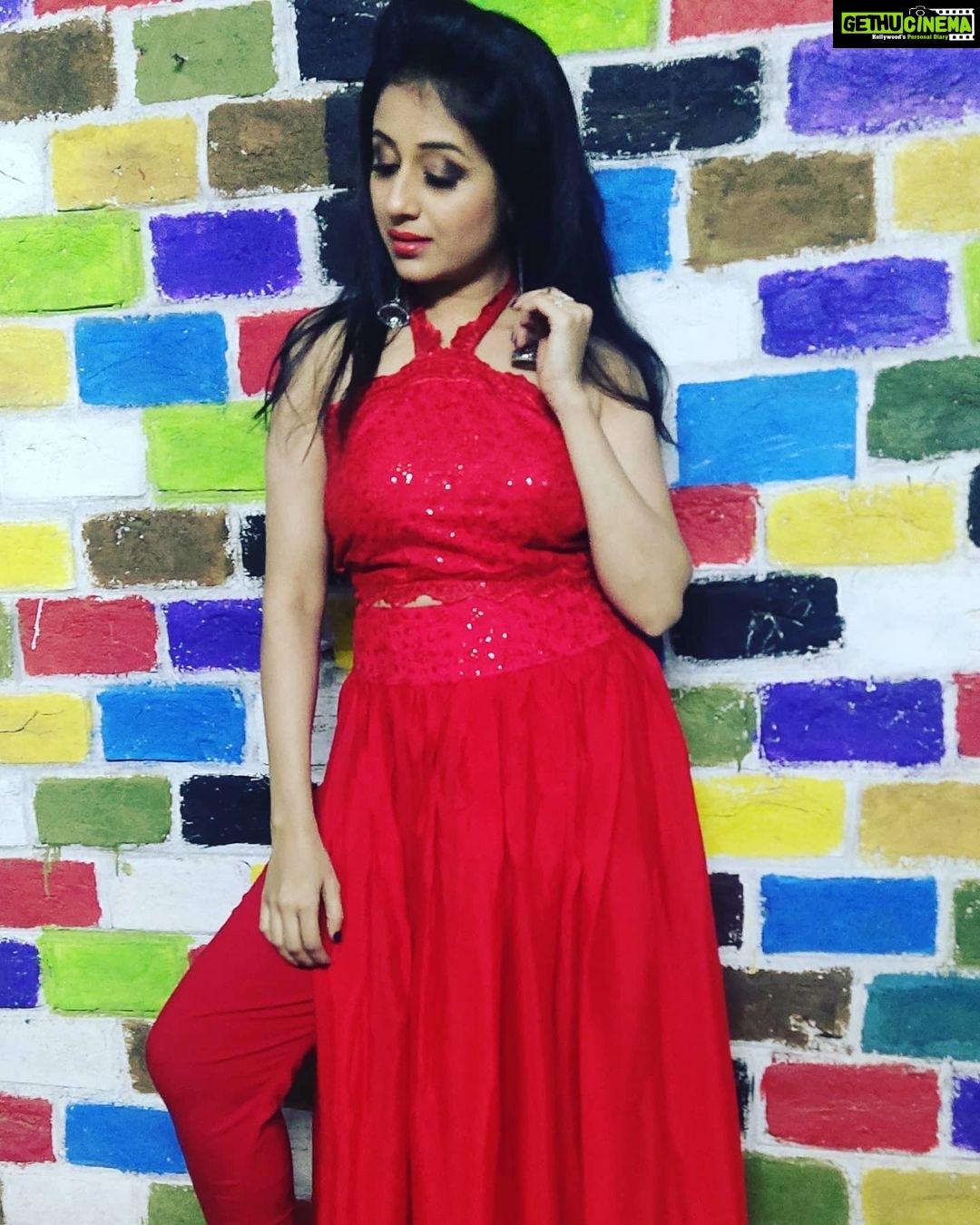 Paridhi Sharma Instagram - In order to write about life first you must live it. #goodtimes #lifethoughts #red #instapic #believe