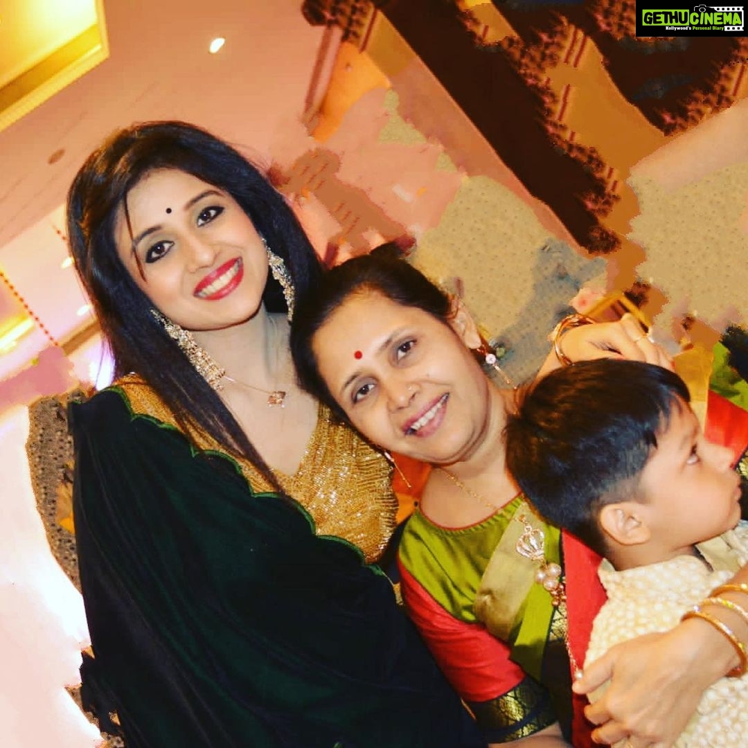 Paridhi Sharma Instagram - माँ कौन हो तुम ! कहाँ से लाती हों इतनी शक्ति । कैसे अपने निश्छल मन से भर देती हों, जीवन में मेरे दुनिया भर की ख़ुशी ॥ कैसे ख़ुद ही भुनती हो मेरे लिए सपनों की टोली | और फिर एक दिन पंख लगाकर उड़ा देती हूँ , ताकि मैं खेल सकूँ जीवन की होली || माँ कौन हो तुम ! कहाँ से लाती हो इतनी शक्ति ॥ तुम्हारा प्यार, तुम्हारी मुस्कान, तुम्हारा एहसास ही है मेरे जीवन की रीति। ईश्वर से यही प्रार्थना है, ऐसे ही सदा बनी रहे तुम्हारी प्यार की अनुभूति॥ #happymothersday #Maa #life #lifeline #❤️ #selflesslove #truelove #eternal #maabeti #rashmisharma #paridhisharma