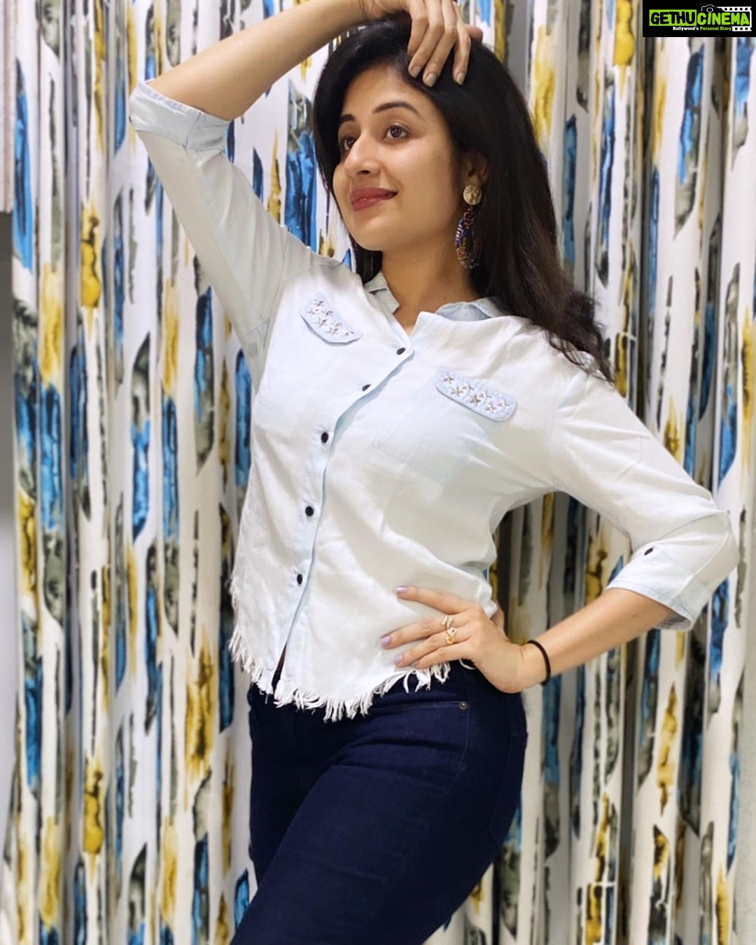 Paridhi Sharma - 71.9K Likes - If we have the attitude that it’s going to be a great day it usually is.
#sundayvibes #nature #posing #learning #casualwear #beautyinmind #familytime #connectwithpari #paridhisharma #actress
Piccredit @tanmaisaksena