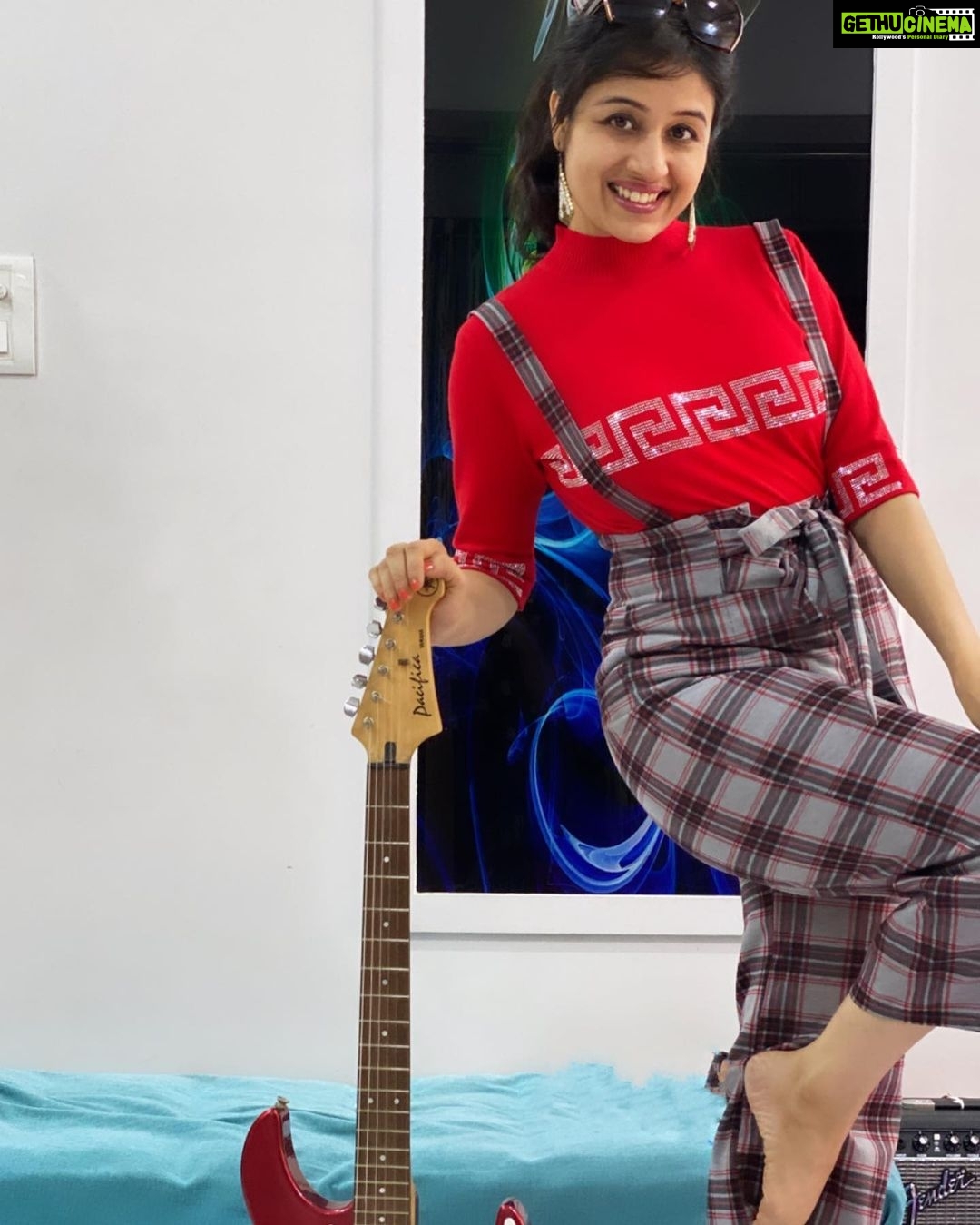 Paridhi Sharma Instagram - Life isn't about finding yourself. Life is about creating yourself. Good Morning 😊 #let'sbecreative #morningvibes #connectwithpari #smile #hope #growinyourmind