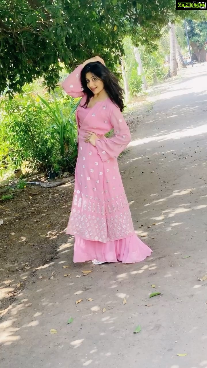 Paridhi Sharma Instagram - Lean On❤️ #leanon #DJSnake #reelitfeelit #trending #viral #fun #spreadhappiness #poses #nature #naturelover #tapovan Outfit ❤️@mayatrijaiswar