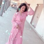 Paridhi Sharma Instagram - Ek toh kam Zindagani❤️ #Reelitfeelit #dance #viral #trending #pink #paridhisharma Dress Designer @mayatrijaiswar @mayatrijaiswar16.mj