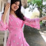 Paridhi Sharma Instagram - Nothing can dim the light that shines from within. #pink #nature #naturelover #innerhapiness #instapic #paridhisharma #connectwithpari #actress Pic Credit @tanmaisaksena Dress Designer @mayatrijaiswar @mayatrijaiswar16.mj