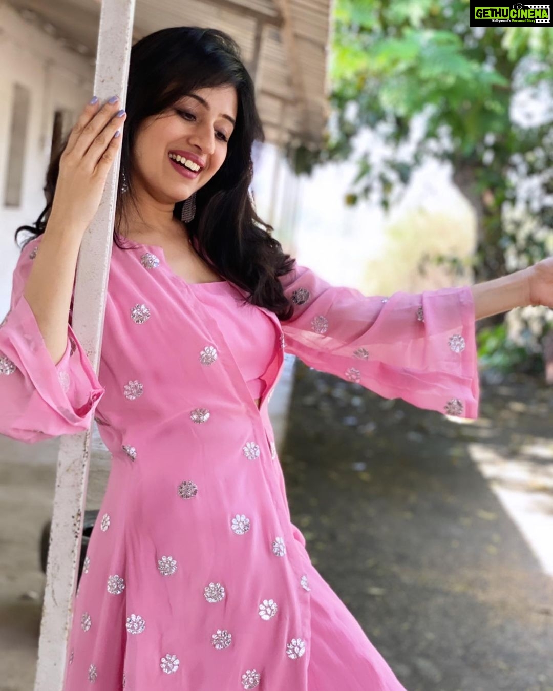 Paridhi Sharma Instagram - Nothing can dim the light that shines from within. #pink #nature #naturelover #innerhapiness #instapic #paridhisharma #connectwithpari #actress Pic Credit @tanmaisaksena Dress Designer @mayatrijaiswar @mayatrijaiswar16.mj