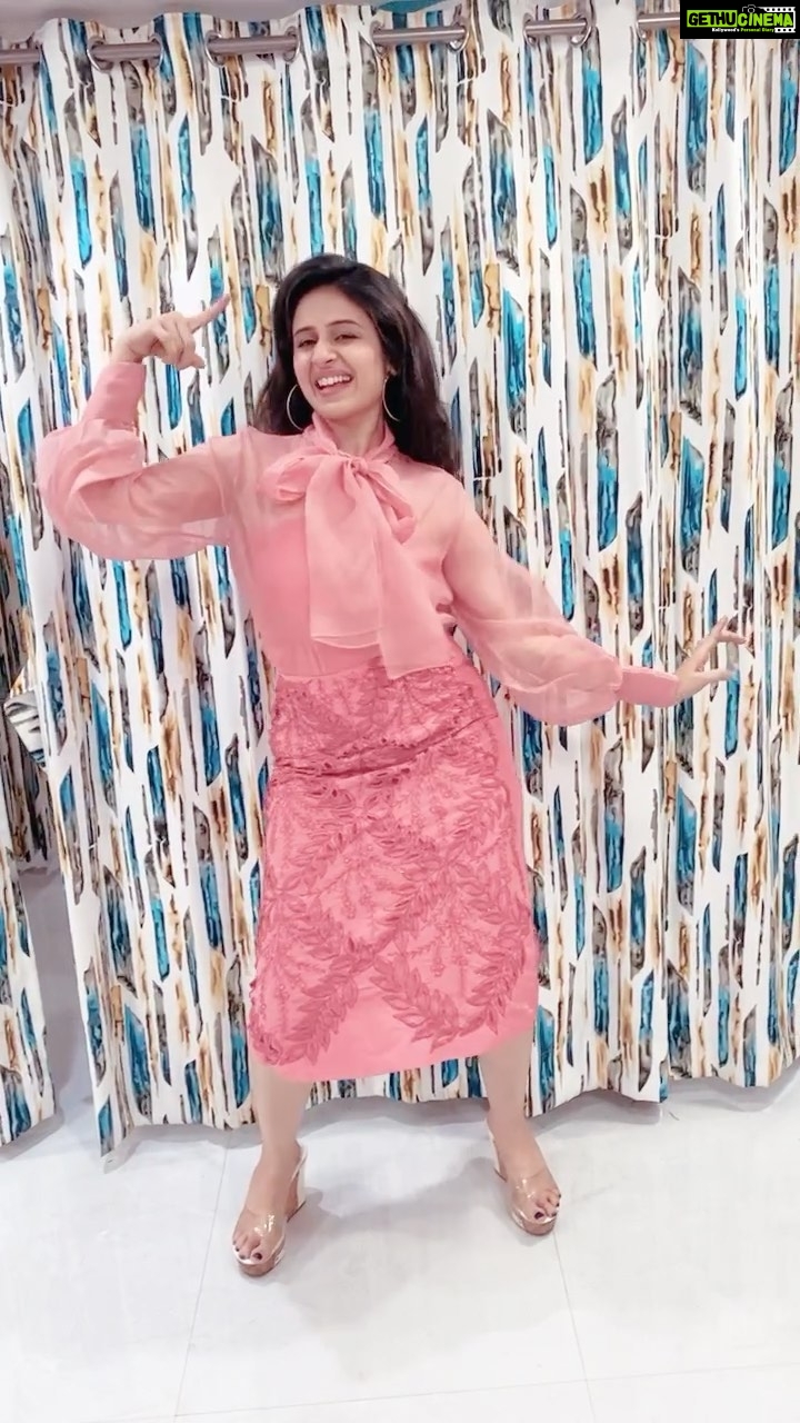 Paridhi Sharma Instagram - Gela Gela😀 #dancereels #fundance #feelit #instareels #reelitfeelit #video #trending #viral #tumpehlibaarmeindeewanakargaye❤️ #actress #paridhisharma ❤️outfit @mayatrijaiswar