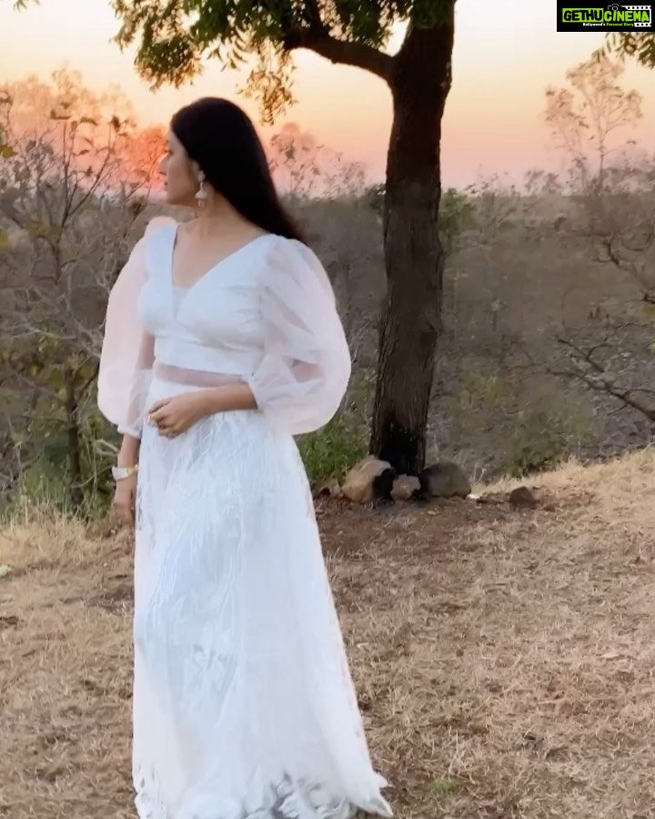 Paridhi Sharma Instagram - Keep Watching my New Song #gawaranahi #lovesong #valentinespecial❤️ #newalbum @ramagnihotrispark @jennysboutique__ @capturecity_indore @iffiistaan @tanmaisaksena