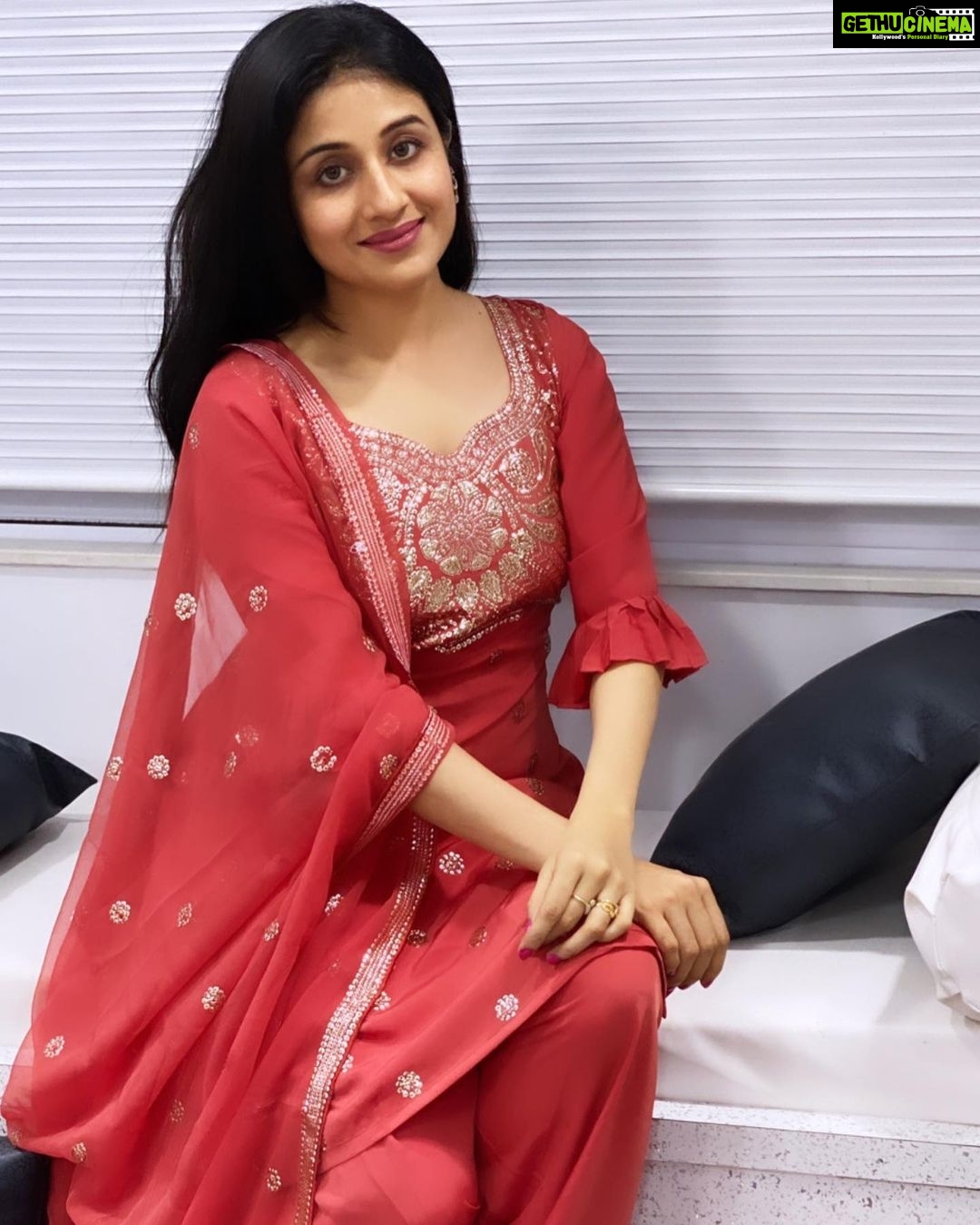 Paridhi Sharma Instagram - Simple yet graceful that's what defines me 😇 #simplicity #salwarsuit #Indianiutfit #instapic #paridhisharma